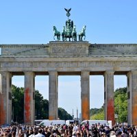 Klimatski aktivisti isprskali Brandenburška vrata u Berlinu bojom