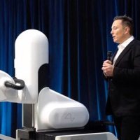 Elon Musk na predstavljanju robota za operaciju Neuralinka u kolovozu 2020.