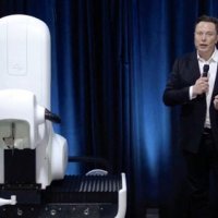 Elon Musk na predstavljanju robota za operaciju Neuralinka u kolovozu 2020.