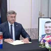 Plenković i Jandroković upisali se u knjigu žalosti zbog smrti zastupnika Perice, Šukera i Šimića