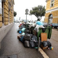 Gomilanje smeća na gradskim ulicama