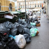 Gomilanje smeća na gradskim ulicama