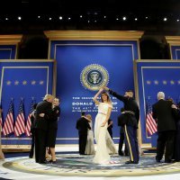Melanija Trump pleše sa pripadnikom oružanih snaga