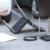 Rastrojeni muškarac pobacao stolice kroz prozor u Prečkom