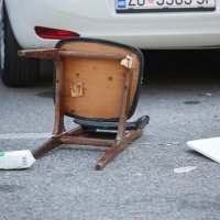 Rastrojeni muškarac pobacao stolice kroz prozor u Prečkom