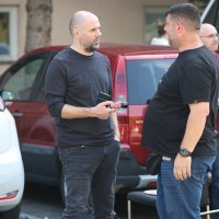 Rastrojeni muškarac pobacao stolice kroz prozor u Prečkom