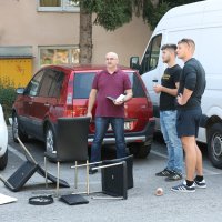 Rastrojeni muškarac pobacao stolice kroz prozor u Prečkom