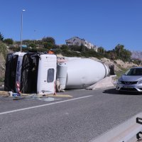 Prevrnula se mješalica za beton na brzoj cesti Solin - Klis