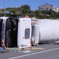 Prevrnula se mješalica za beton na brzoj cesti Solin - Klis