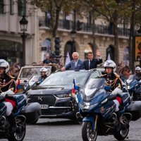 DS 7 u srcu parade na Champs-Élysées-u