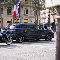 DS 7 u srcu parade na Champs-Élysées-u