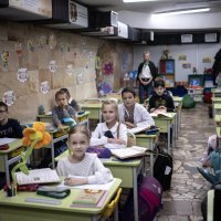 Ukrajinska djeca u podzemnoj školi