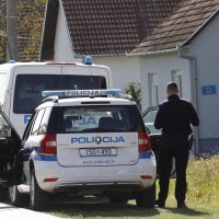 Muškarac gađao kuće molotovljevim koktelima