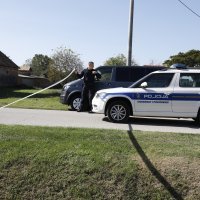 Muškarac gađao kuće molotovljevim koktelima