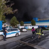 Požar u Osijeku: Radnici i policija ispred tvrtke 'Drava International'
