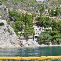 Rušenje bespravno izgrađenih objekata u uvali Vruja