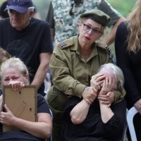 Izraelci pokapaju mrtve nakon napada Hamasa