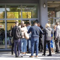 Zastupnici SNSD-a koji su došli na sud podržati Milorada Dodika