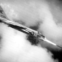 Mornarički  F-8D Crusader ispaljuje Zuni na kopnene ciljeve u Vijetnamu