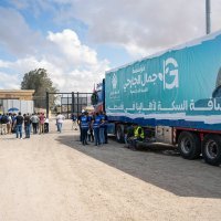 Kamioni s humanitarnom pomoći na graničnom prijelazu Rafah