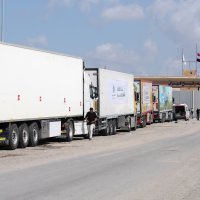 Kamioni s humanitarnom pomoći na graničnom prijelazu Rafah