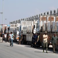 Kamioni s humanitarnom pomoći na graničnom prijelazu Rafah