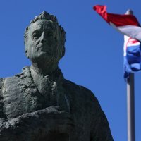 Spomenik Franji Tuđmanu u Zagrebu autora Kuzme Kovačića