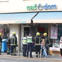 Zagreb: Autom uletio u trgovinu, dvoje ozlijeđenih