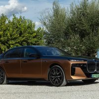 BMW i7 M70 xDrive (boja Liquid Copper / Saphire Black)
