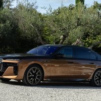 BMW i7 M70 xDrive (boja Liquid Copper / Saphire Black)