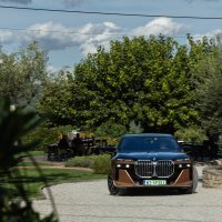 BMW i7 M70 xDrive (boja Liquid Copper / Saphire Black)