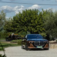 BMW i7 M70 xDrive (boja Liquid Copper / Saphire Black)