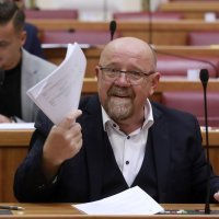 Oporba lupanjem oštetila saborske klupe