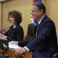 Oporba lupanjem oštetila saborske klupe