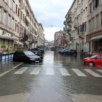 Rijeka: Jako jugo i kiša poplavilo ulice oko tržnice i rivu