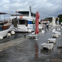 Jako jugo i uzburkano more podiglo je visoki plimni val na rivi