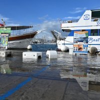 Jako jugo i uzburkano more podiglo je visoki plimni val na rivi