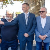 Ivan Penava na otvorenju spomen-ploče "Harrisonovo cvijeće"