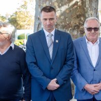 Ivan Penava na otvorenju spomen-ploče "Harrisonovo cvijeće"