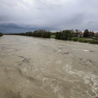 Zagreb: Nabujala Sava kod Podsusedskog mosta nosi naplavine