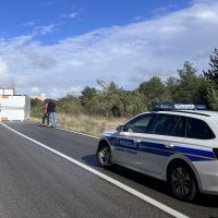 Muć: Udar vjetra prevrnuo prikolicu na kamionu