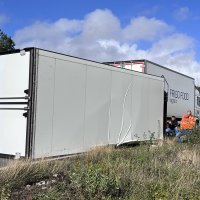 Muć: Udar vjetra prevrnuo prikolicu na kamionu