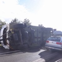 Muć: Udar vjetra prevrnuo prikolicu na kamionu