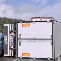 Muć: Udar vjetra prevrnuo prikolicu na kamionu