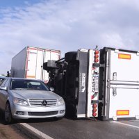 Muć: Udar vjetra prevrnuo prikolicu na kamionu