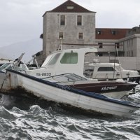 Izlilo se more pod naletima olujnog juga na kaštelanskoj obali