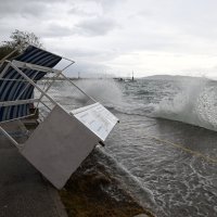 Izlilo se more pod naletima olujnog juga na kaštelanskoj obali