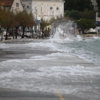 Izlilo se more pod naletima olujnog juga na kaštelanskoj obali