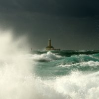 Svjetionik Perar na Premanturi okovan velikim valovima