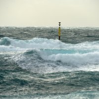 Svjetionik Perar na Premanturi okovan velikim valovima